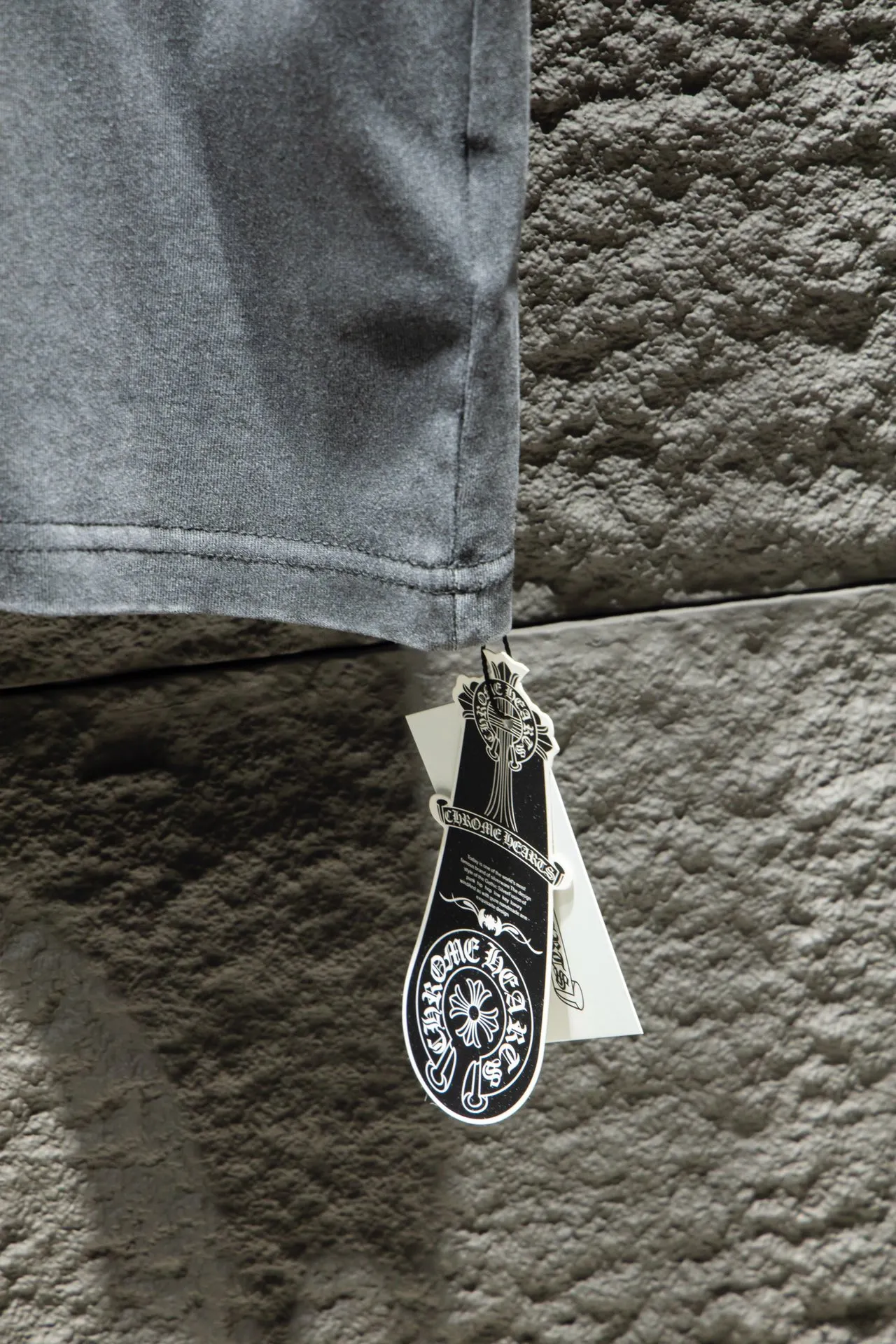 P190 🆕Chrome Hearts os version is really charming and Chrome Hearts is really a must-have. Each season's new version is made to the extreme. It is very practical and can be worn casually. Nice✔️ - ⚠️100% cotton. Made of 32-count double yarn, 260-gram weight fabric and imported knitted carded cotton. The thickness is moderate, drapey and contoured, and the upper body is comfortable! ! It is very tolerant to fat body types and can instantly lose five pounds after wearing it!  Front panel #Back panel Simple elements# The English letters are arranged artistically. Imported Tajima high-density heavy-duty embroidery technology. The font is three-dimensional and full. The letters are embroidered by imported machines after adjusting according to the original details. The thickness is moderate. The hardware is imported hardware accessories. The body is washed, fried and frayed, and hand-made elements are added, which greatly increases the interest of the clothing; unique visual effects. The special fraying effect creates a unique distressed effect. The addition of handmade elements to the body greatly increases the interest of the clothing; it has a unique visual effect. After special fraying effect treatment, a unique distressed effect is formed. An irregular hem is added to the version. This year, Crow Heart is focusing on the version. In the past two years, the oversize version has become the focus of the trend. It has also been a popular staple in the past two years. The change of designers has made this brand an instant hit. The progressive fashion of the times also needs the blood impact of fresh elements and trendy designs in order to continue its glory! It’s stylish both inside and outside, a must-have for high street travel! An absolute "eye-catching style" that can match couples 💏 Color: washed black, premium gray and white Size: S M L XL